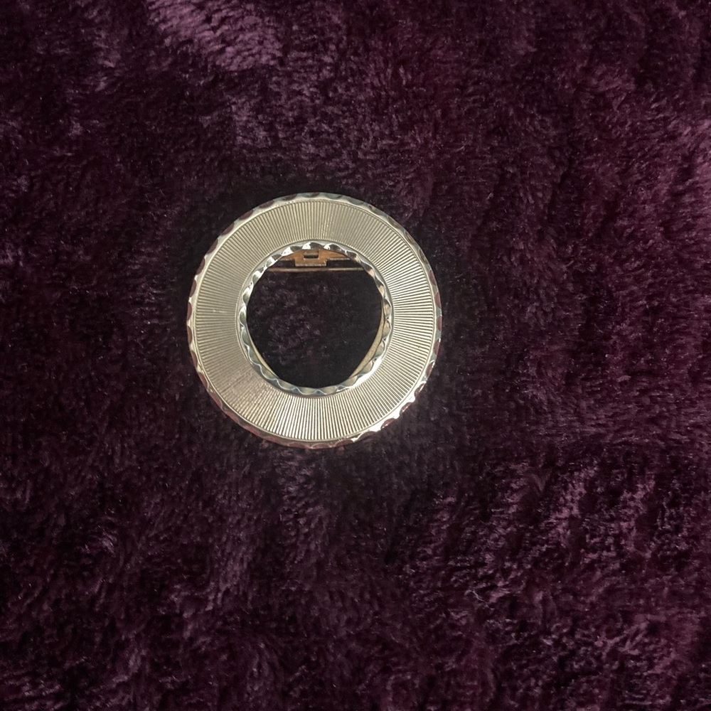 GOLDEN BROOCH ACCESSORY PIN LIKE NEW